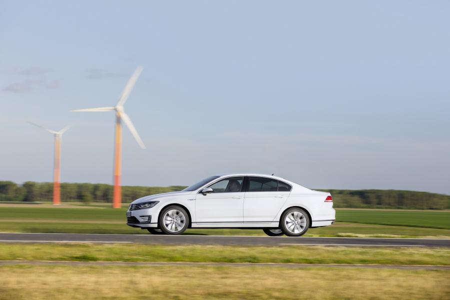  Volkswagen Passat GTE 2015 года  (фото 6 из 26)